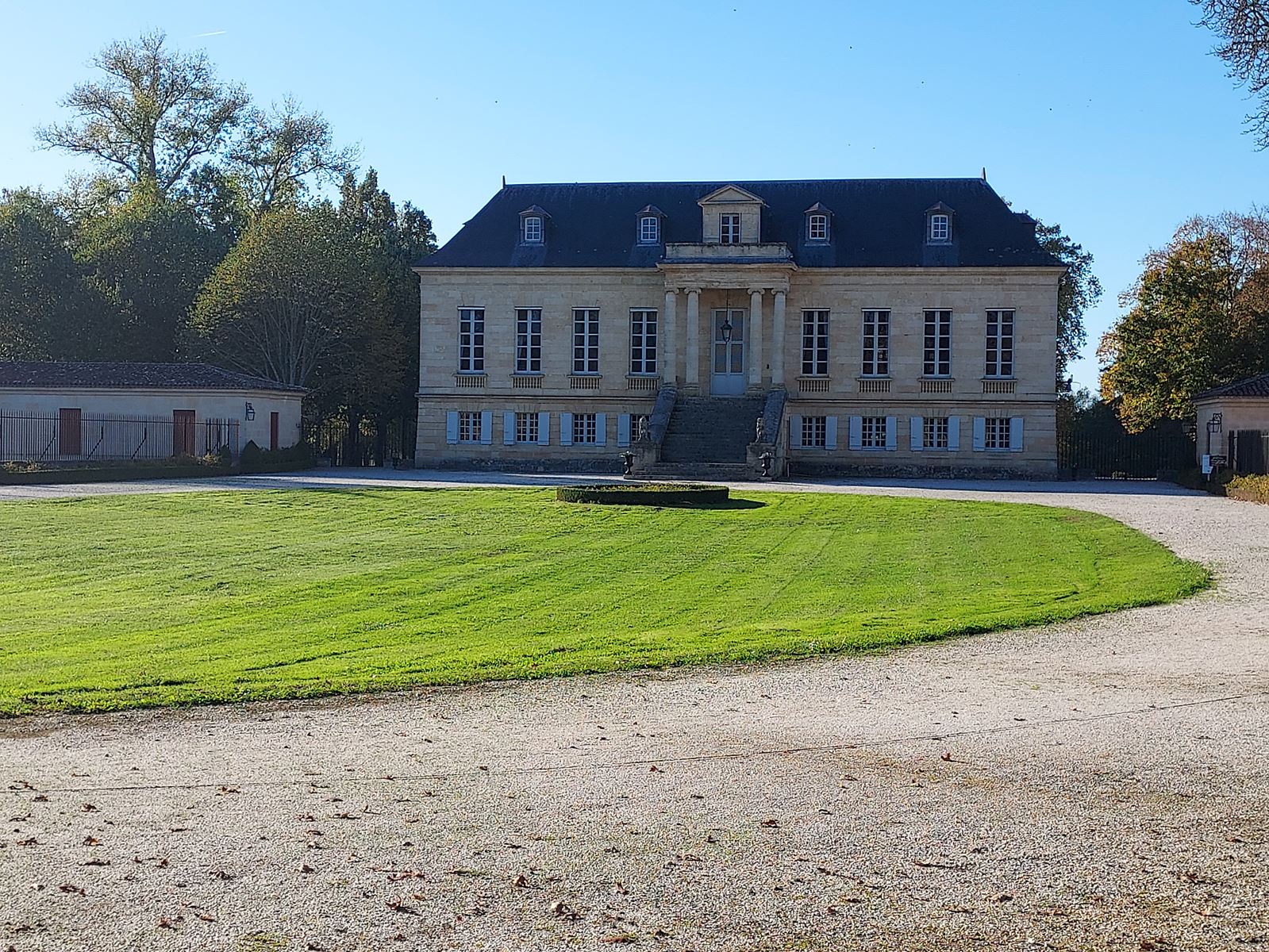 Facade neo classique de la "Louvière"