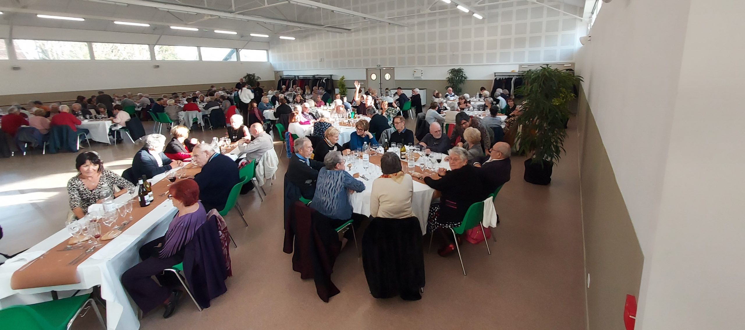 « Les membres des Amitiés Saint Médardaises réunis autour d’un repas »