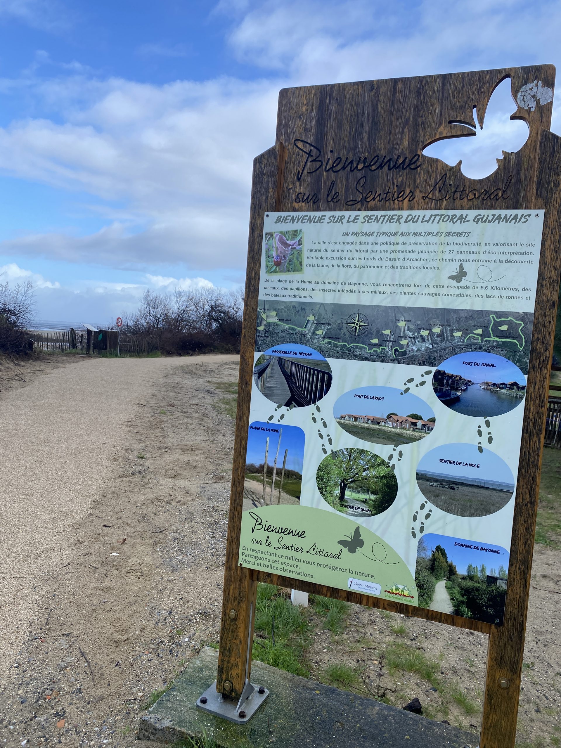 Photo d'un panneau de "Bienvenue sur le sentier du littoral gujanais"